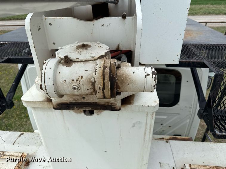 image for item DM5674 2009 International 4300 bucket truck