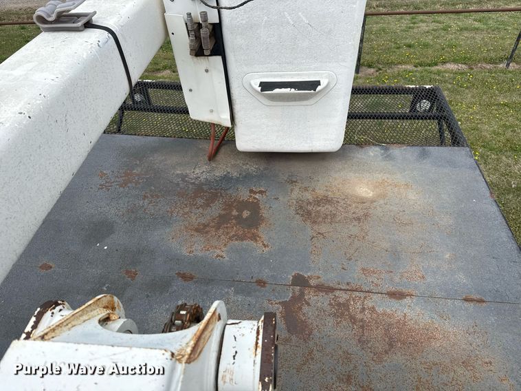 image for item DM5674 2009 International 4300 bucket truck