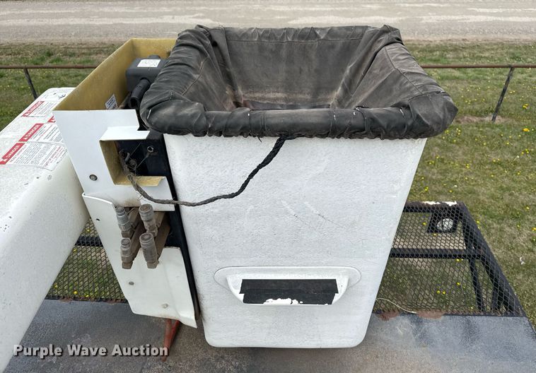 image for item DM5674 2009 International 4300 bucket truck