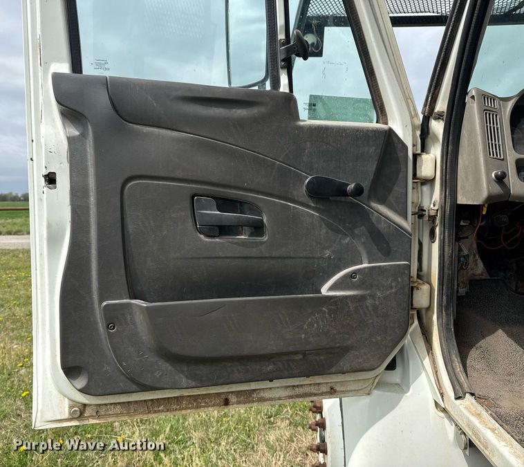 image for item DM5674 2009 International 4300 bucket truck