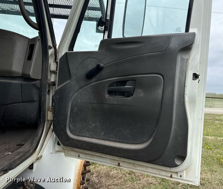 image for item DM5674 2009 International 4300 bucket truck