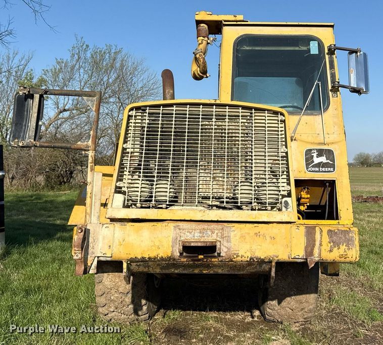 image for item DM5712 1984 John Deere 762A water wagon