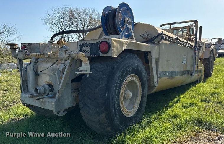 image for item DM5712 1984 John Deere 762A water wagon