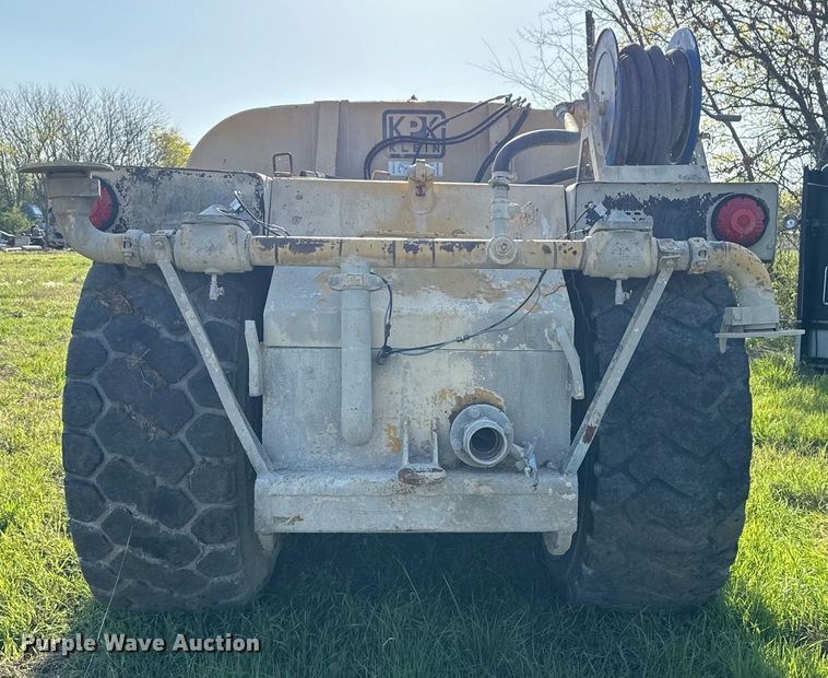 image for item DM5712 1984 John Deere 762A water wagon