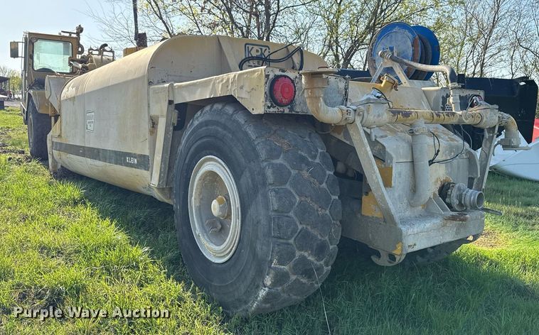 image for item DM5712 1984 John Deere 762A water wagon