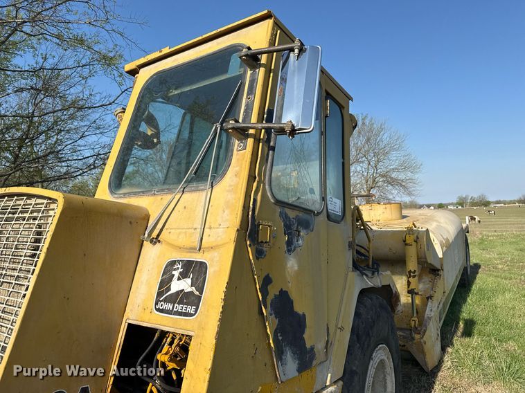 image for item DM5712 1984 John Deere 762A water wagon