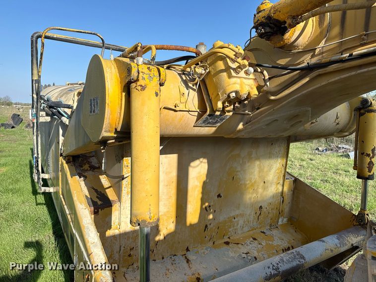 image for item DM5712 1984 John Deere 762A water wagon