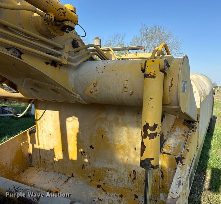 image for item DM5712 1984 John Deere 762A water wagon