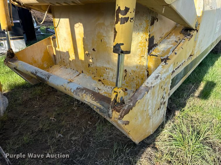 image for item DM5712 1984 John Deere 762A water wagon