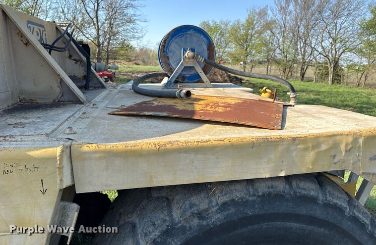 image for item DM5712 1984 John Deere 762A water wagon