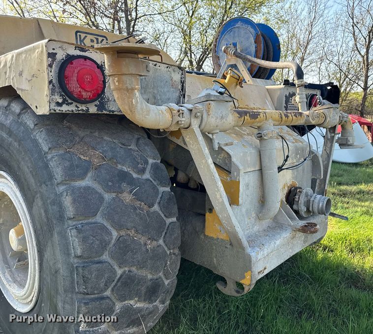 image for item DM5712 1984 John Deere 762A water wagon