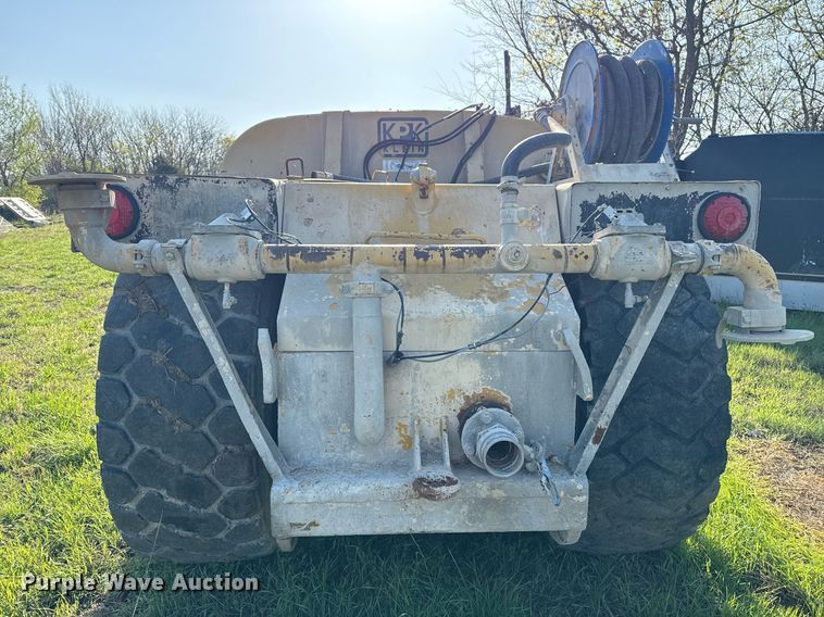 image for item DM5712 1984 John Deere 762A water wagon