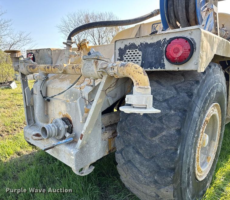 image for item DM5712 1984 John Deere 762A water wagon