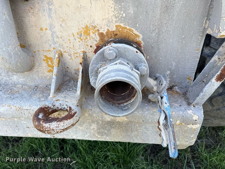 image for item DM5712 1984 John Deere 762A water wagon