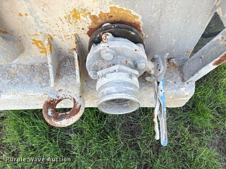 image for item DM5712 1984 John Deere 762A water wagon