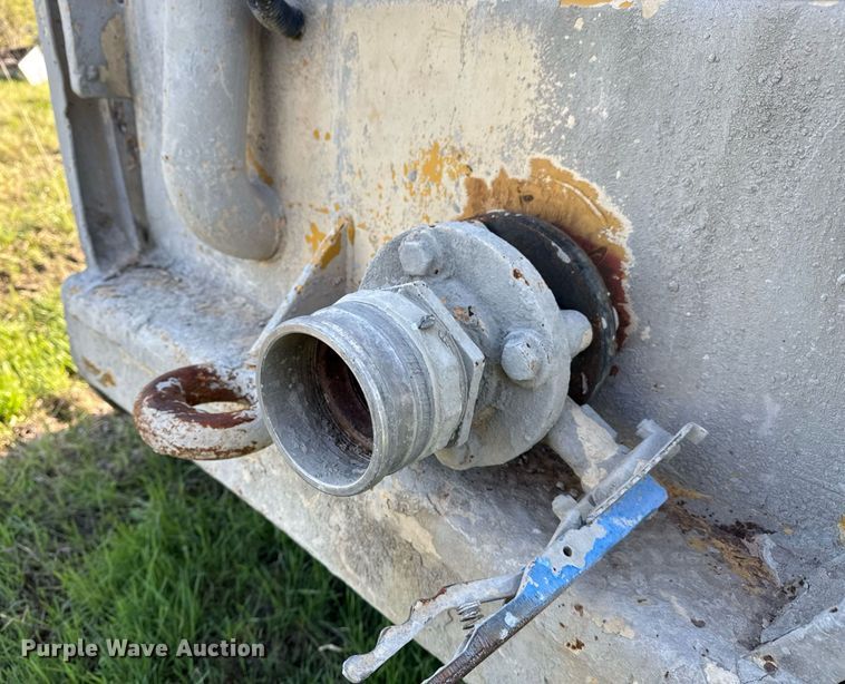 image for item DM5712 1984 John Deere 762A water wagon