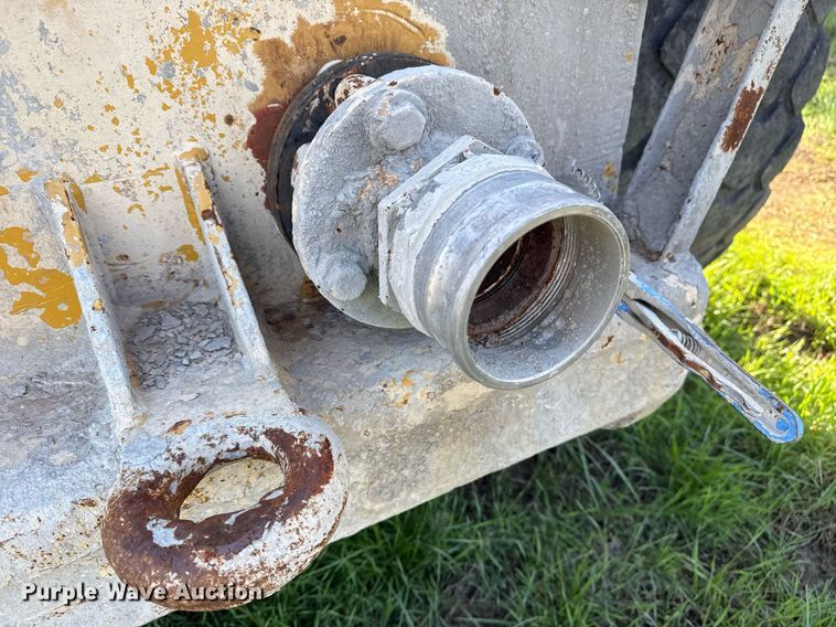 image for item DM5712 1984 John Deere 762A water wagon