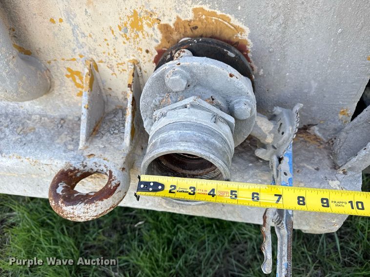 image for item DM5712 1984 John Deere 762A water wagon