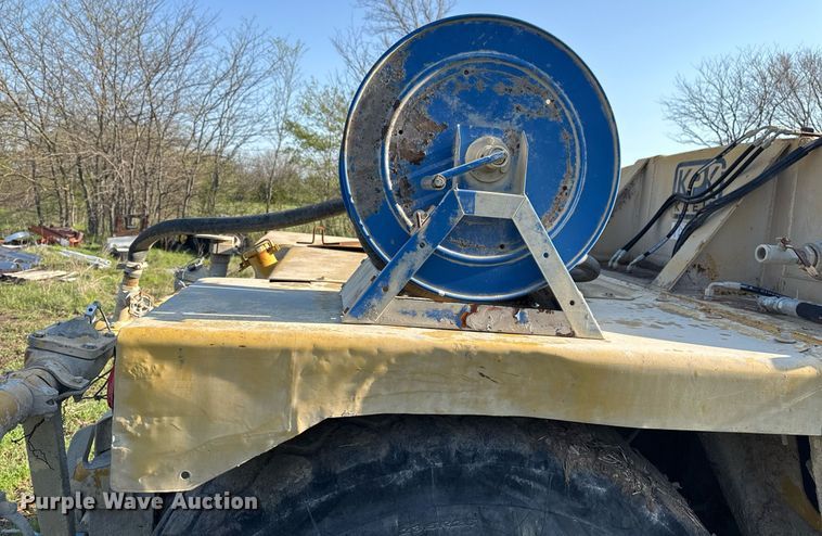 image for item DM5712 1984 John Deere 762A water wagon