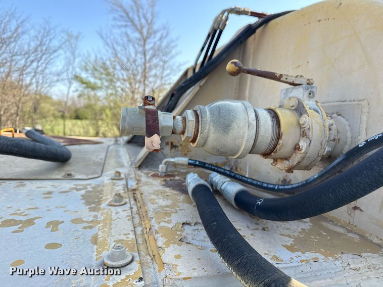 image for item DM5712 1984 John Deere 762A water wagon