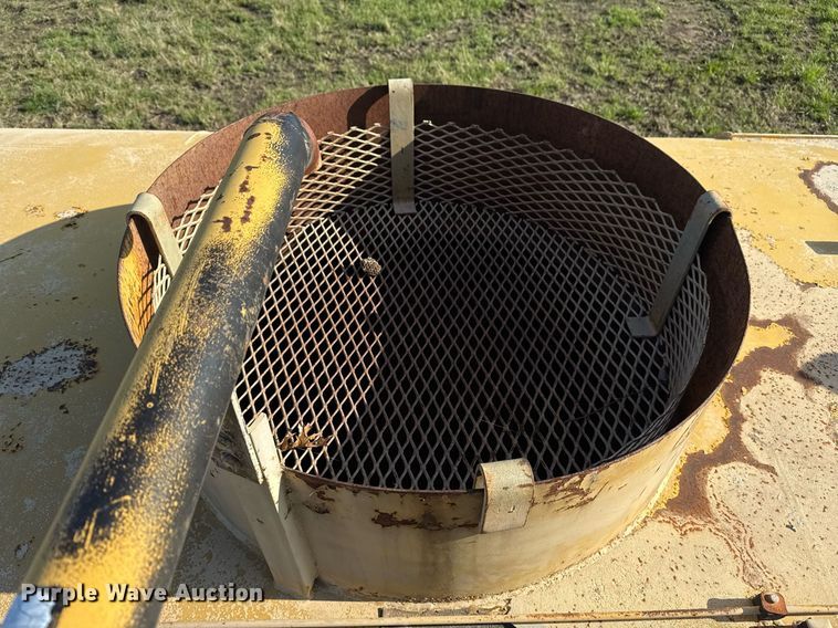 image for item DM5712 1984 John Deere 762A water wagon