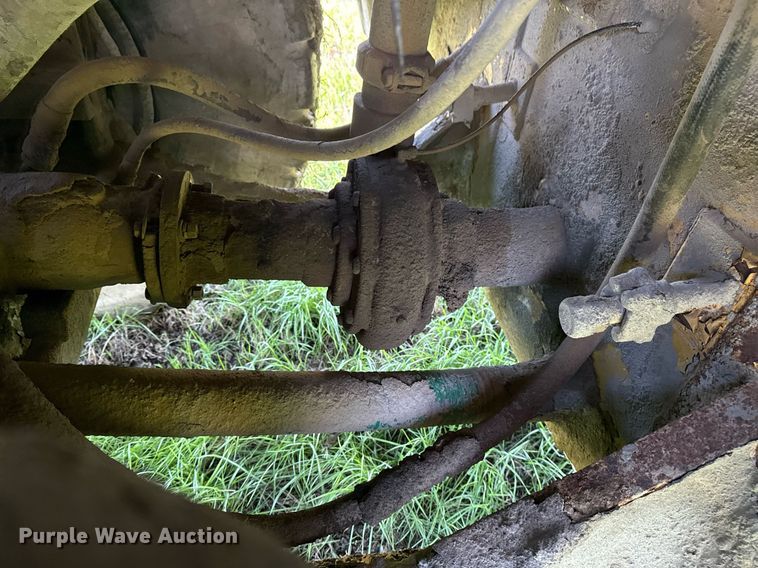 image for item DM5712 1984 John Deere 762A water wagon