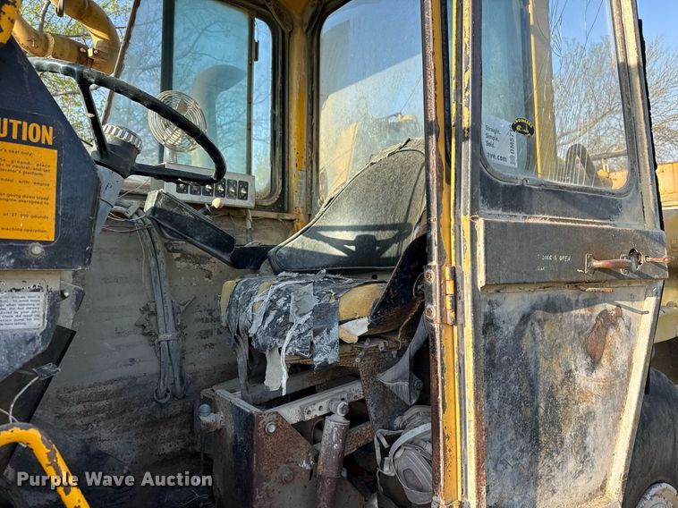 image for item DM5712 1984 John Deere 762A water wagon