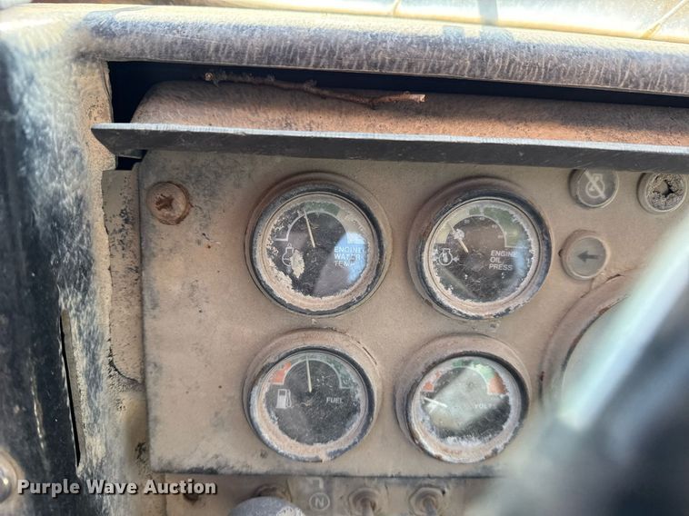 image for item DM5712 1984 John Deere 762A water wagon