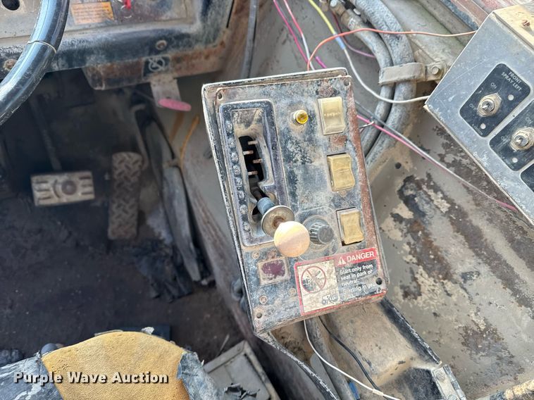 image for item DM5712 1984 John Deere 762A water wagon