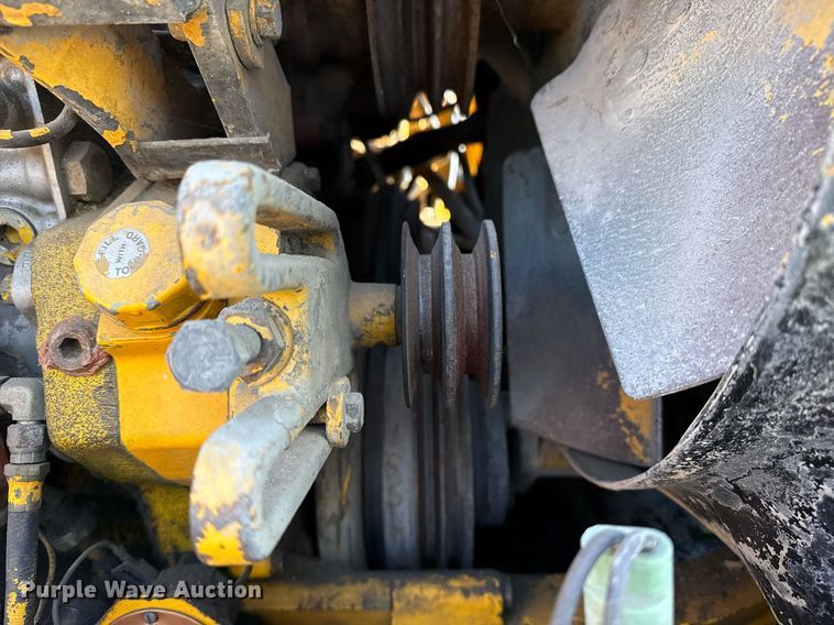 image for item DM5712 1984 John Deere 762A water wagon