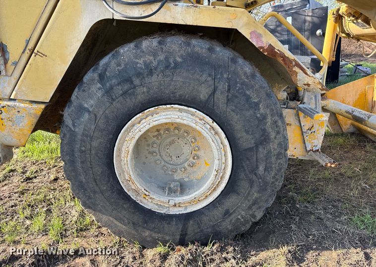 image for item DM5712 1984 John Deere 762A water wagon