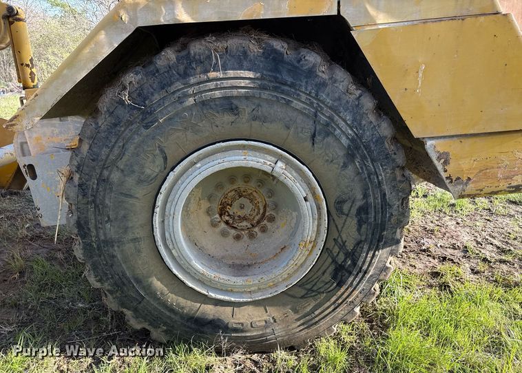 image for item DM5712 1984 John Deere 762A water wagon