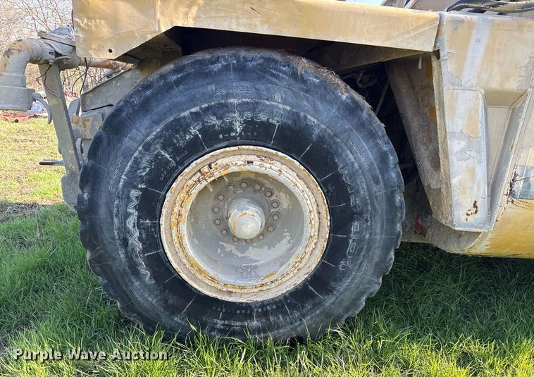 image for item DM5712 1984 John Deere 762A water wagon