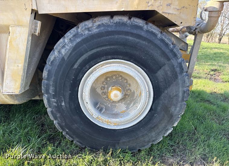 image for item DM5712 1984 John Deere 762A water wagon