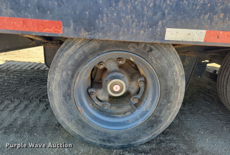 image for item DN3710 1997 Eager Beaver equipment trailer