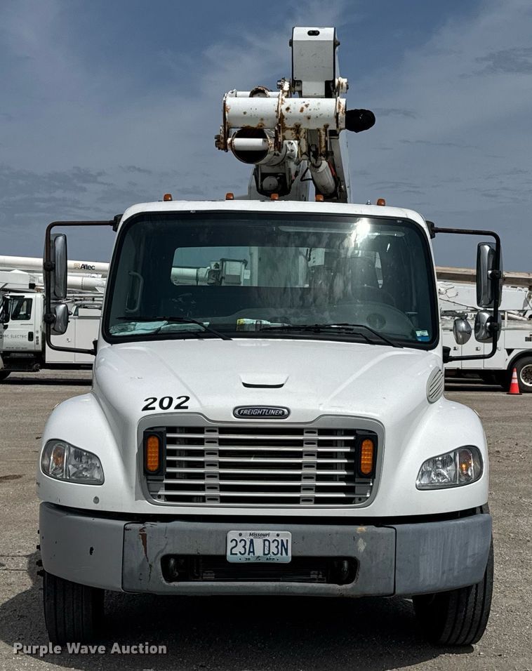 image for item DO0768 2007 Freightliner Business Class M2 bucket truck