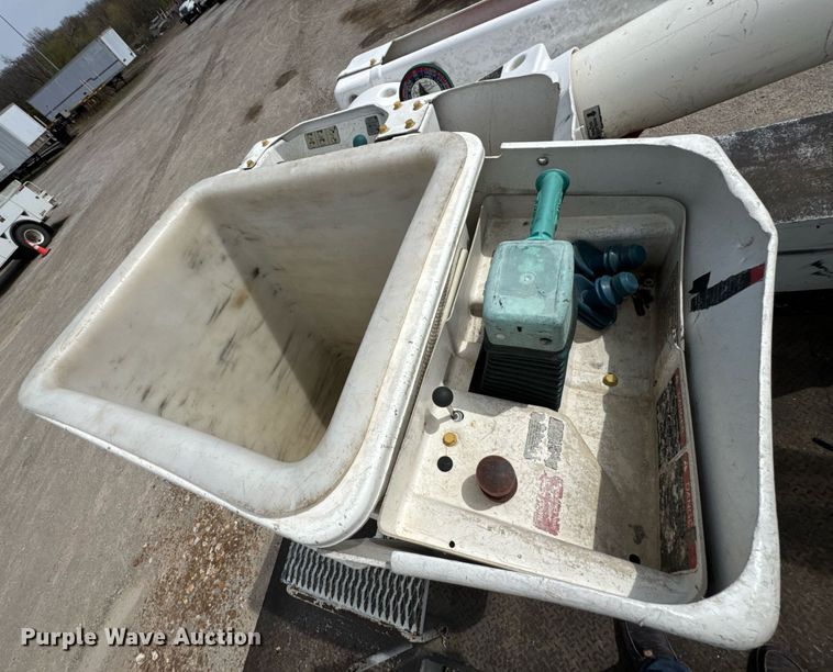 image for item DO0768 2007 Freightliner Business Class M2 bucket truck