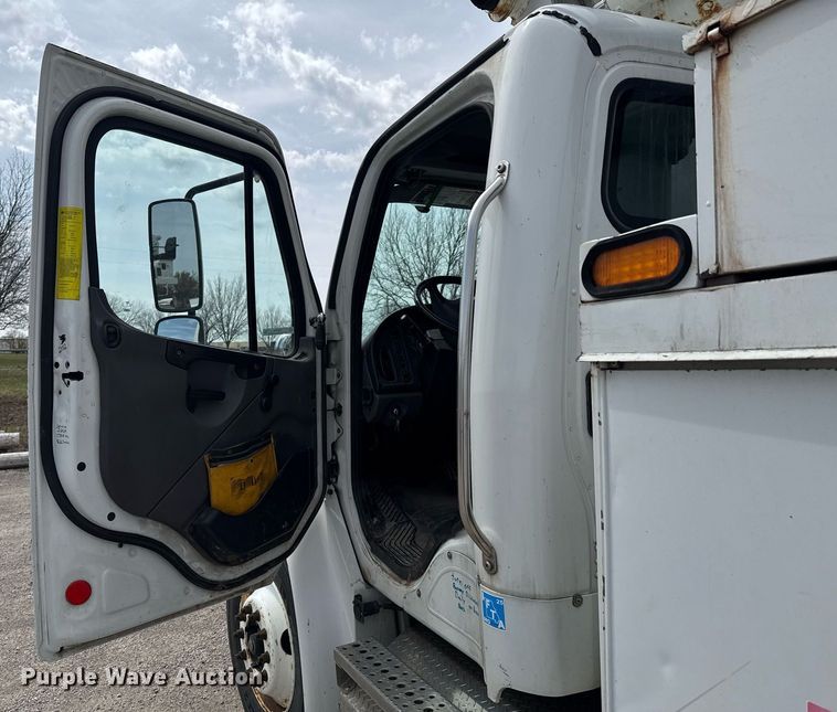 image for item DO0768 2007 Freightliner Business Class M2 bucket truck