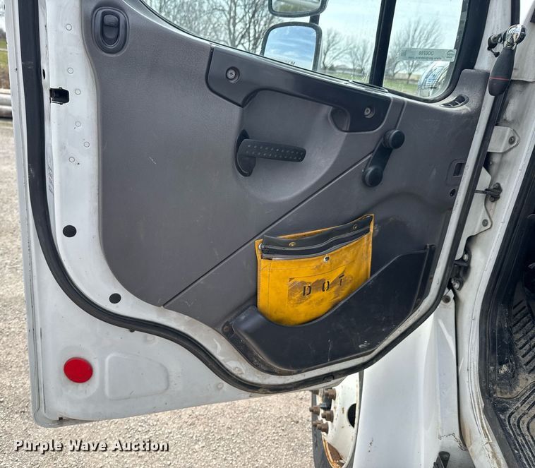 image for item DO0768 2007 Freightliner Business Class M2 bucket truck