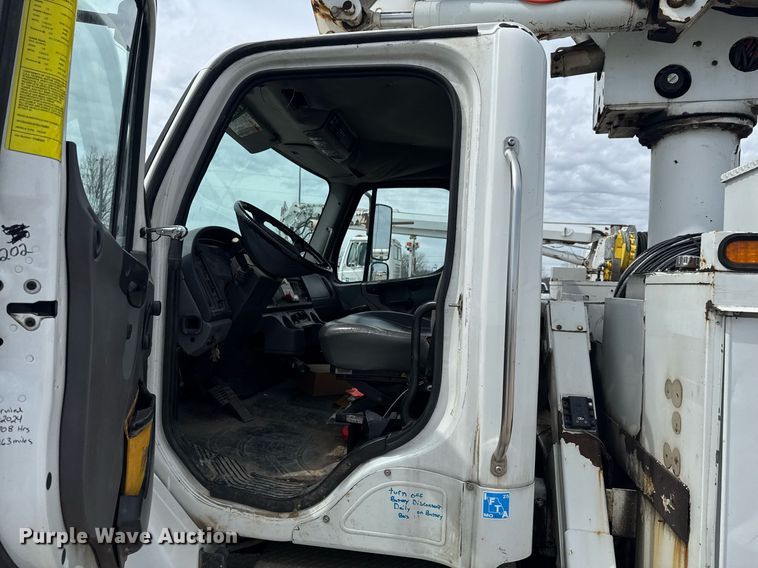 image for item DO0768 2007 Freightliner Business Class M2 bucket truck