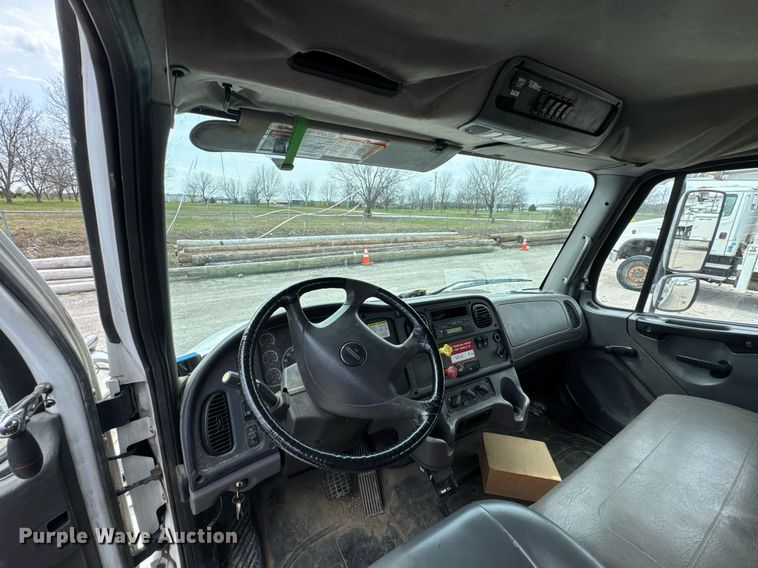 image for item DO0768 2007 Freightliner Business Class M2 bucket truck