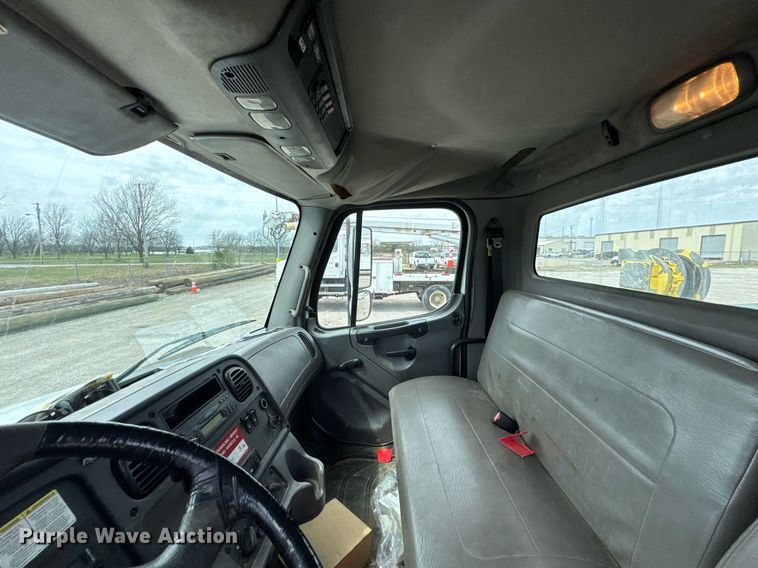 image for item DO0768 2007 Freightliner Business Class M2 bucket truck