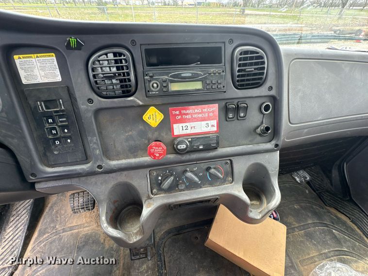 image for item DO0768 2007 Freightliner Business Class M2 bucket truck