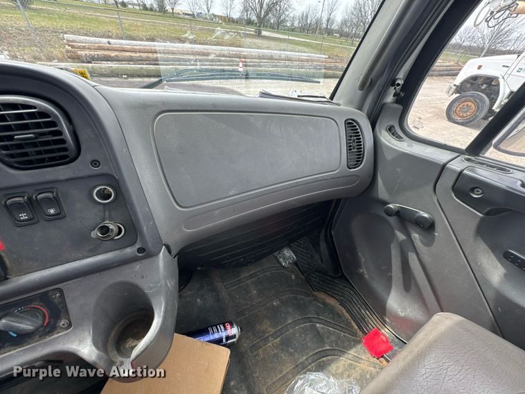 image for item DO0768 2007 Freightliner Business Class M2 bucket truck