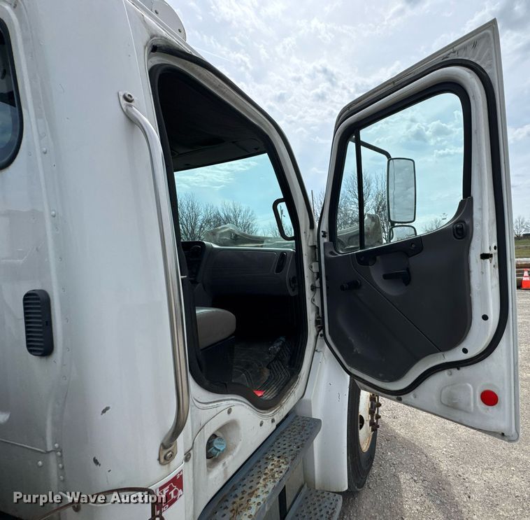 image for item DO0768 2007 Freightliner Business Class M2 bucket truck