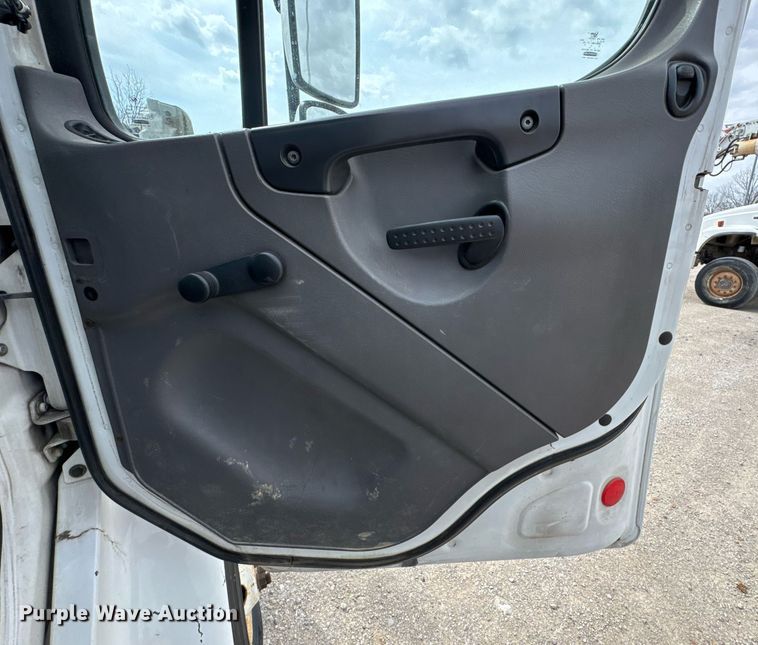 image for item DO0768 2007 Freightliner Business Class M2 bucket truck