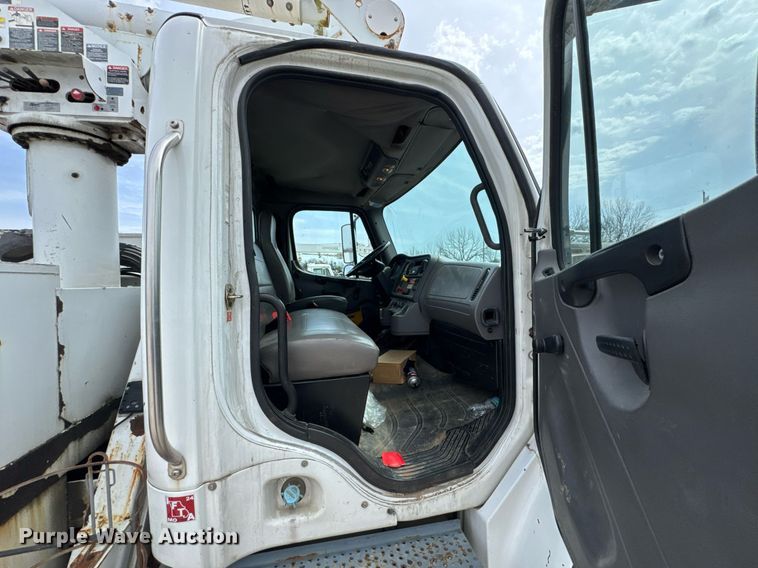 image for item DO0768 2007 Freightliner Business Class M2 bucket truck
