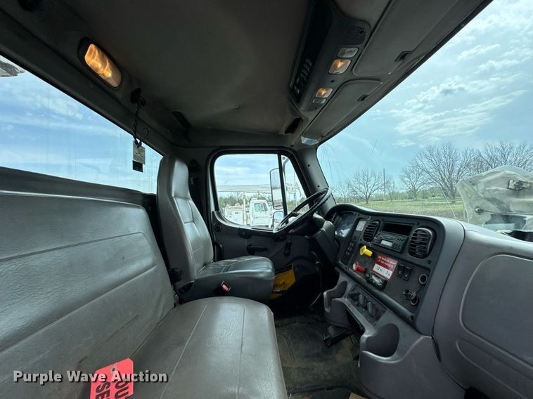 image for item DO0768 2007 Freightliner Business Class M2 bucket truck
