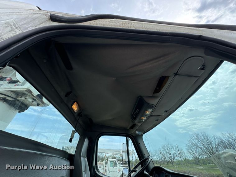 image for item DO0768 2007 Freightliner Business Class M2 bucket truck