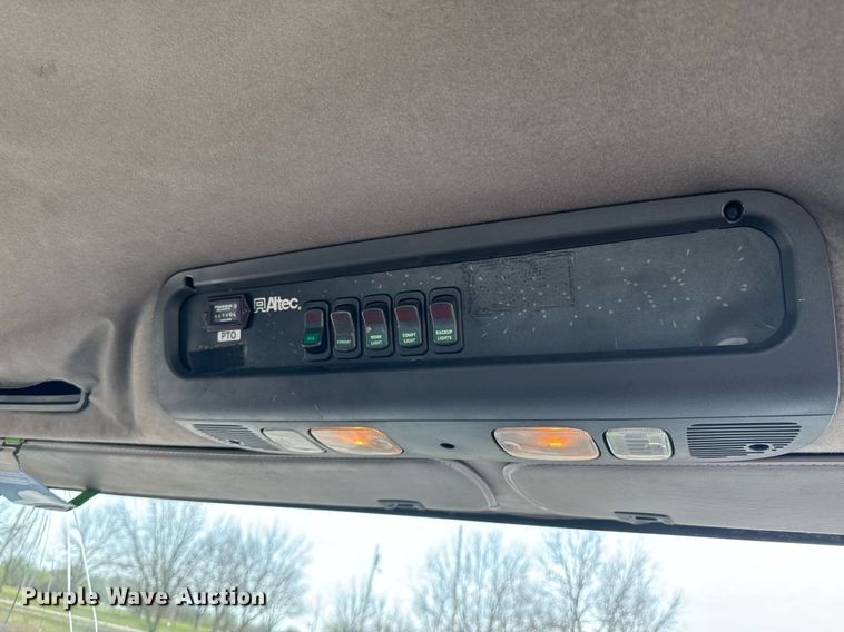 image for item DO0768 2007 Freightliner Business Class M2 bucket truck